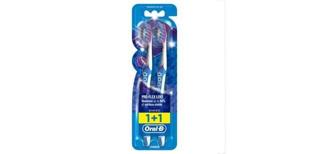 ORAL-B 3D WHITE LUXE PRO-FLEX MEDIUM MANUAL TOOTHBRUSH, 2 PIECES